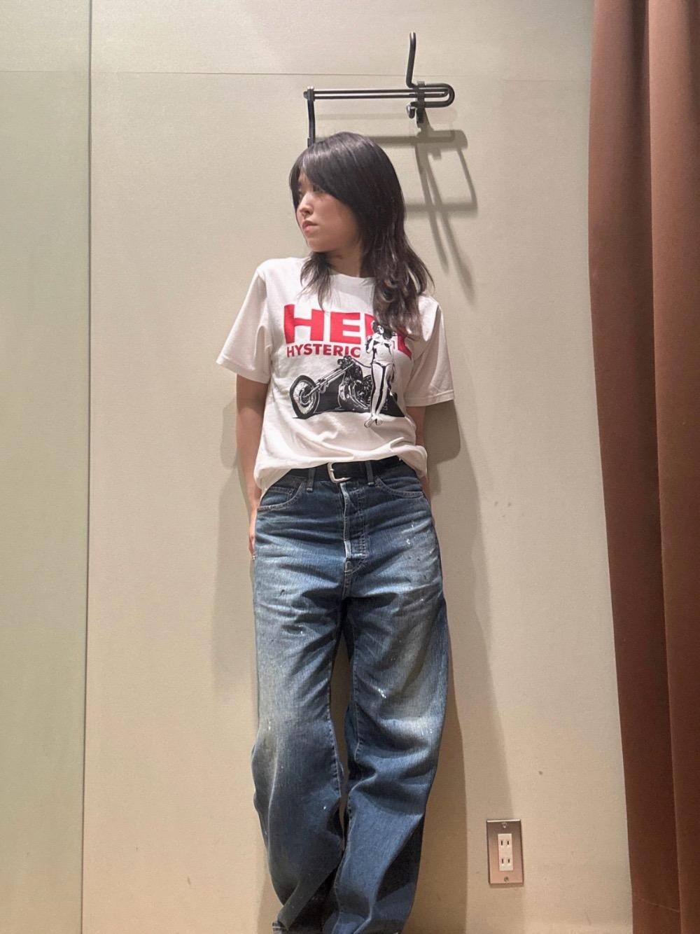 ブルー系のデニムパンツ、ホワイト系のTシャツ/カットソーを着用したレディースの夏コーディネートの1枚目の写真