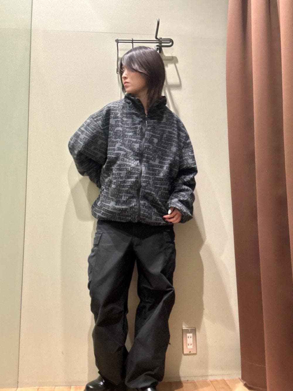 ブラック系のブルゾンを着用したレディースの秋コーディネートの1枚目の写真