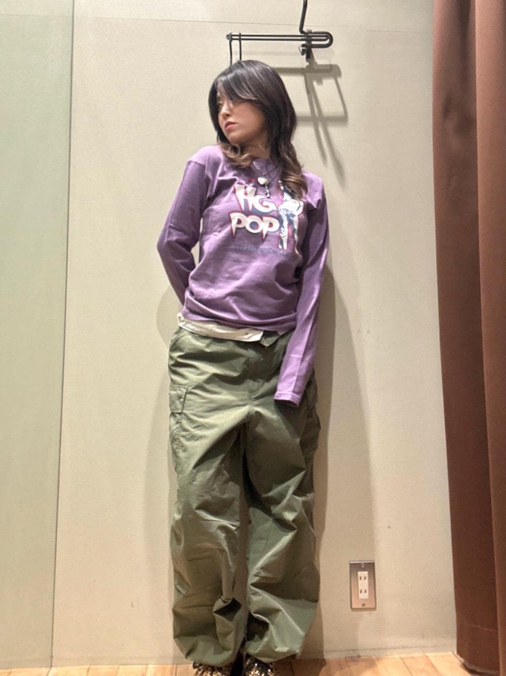 グリーン系のその他パンツ、パープル系のTシャツ/カットソーを着用したレディースの秋コーディネートの1枚目の写真