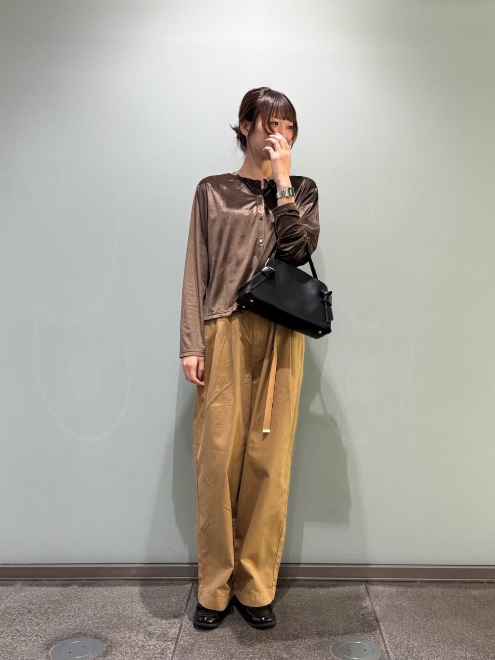 ベージュ系のチノパンツ、ブラウン系のカーディガン/ボレロ、ベージュ系のベルトを着用したレディースの秋コーディネートの1枚目の写真