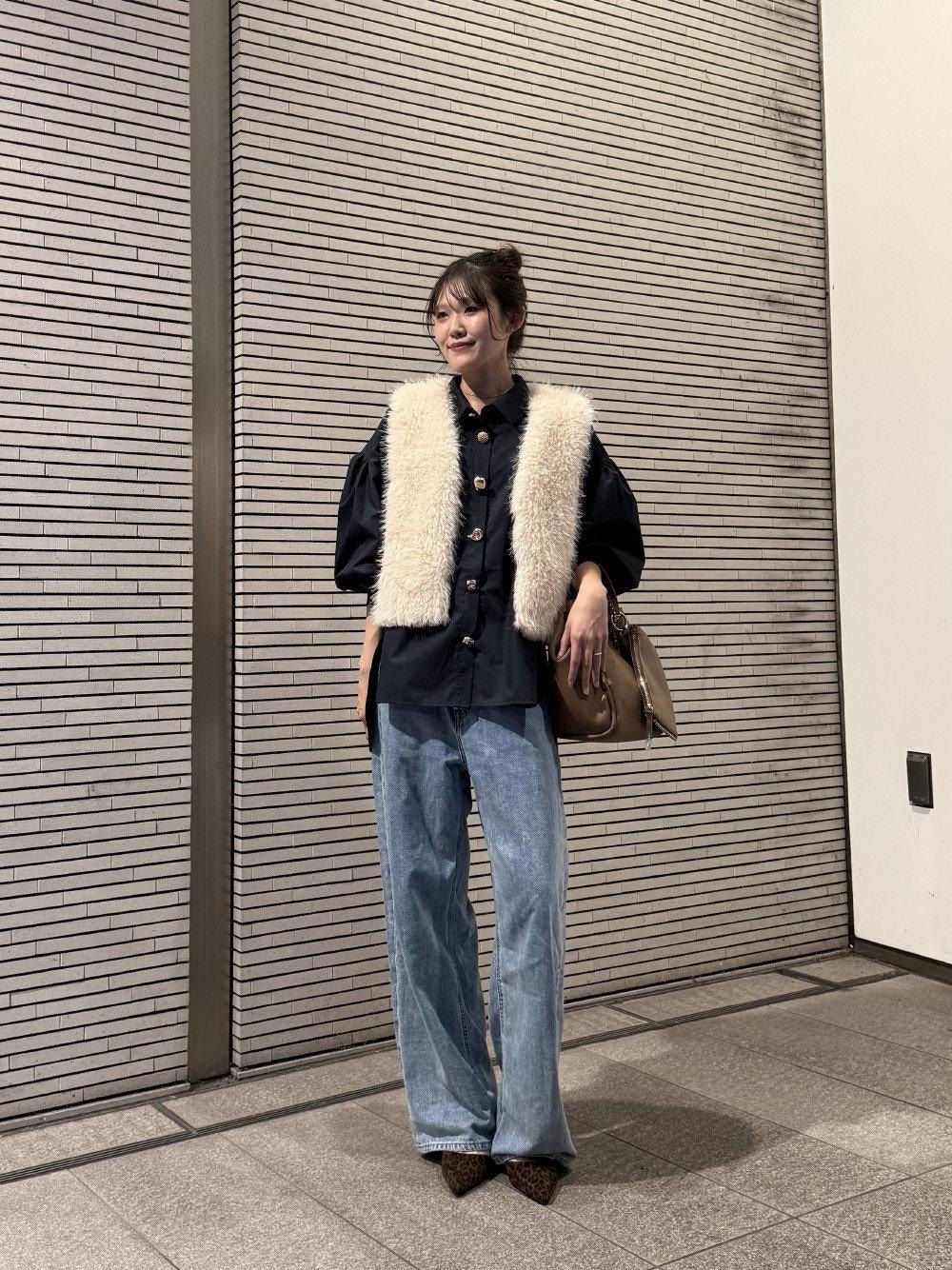 ブルー系のデニムパンツ、ホワイト系のその他アウター、ブラウン系のその他シューズを着用したレディースの秋コーディネートの1枚目の写真
