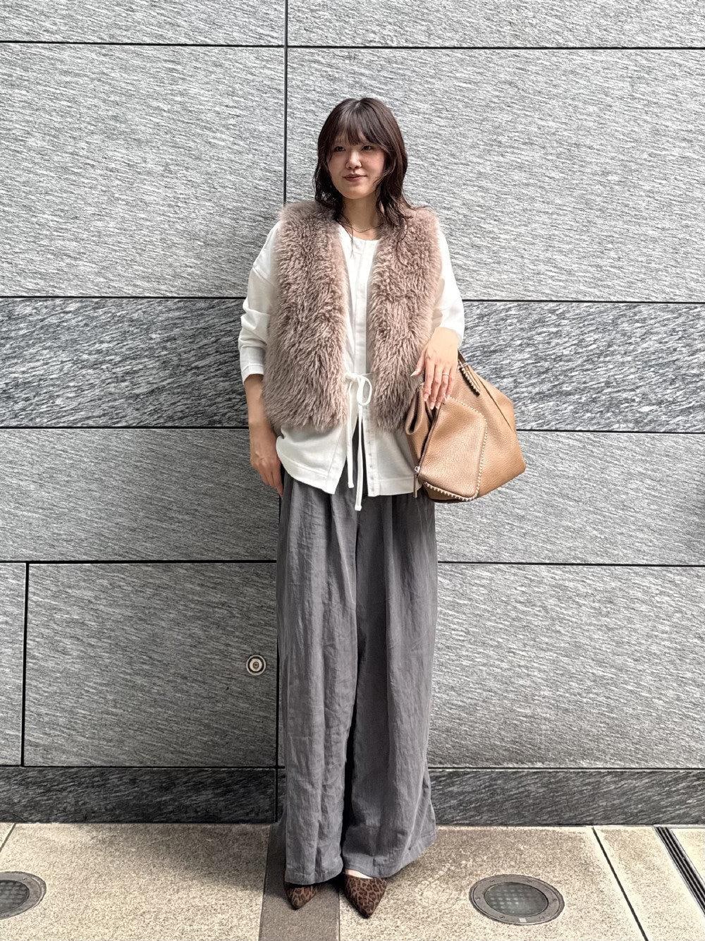 グレー系のその他パンツ、ブラウン系のその他シューズ、ブラウン系のその他アウターを着用したレディースの秋コーディネートの1枚目の写真