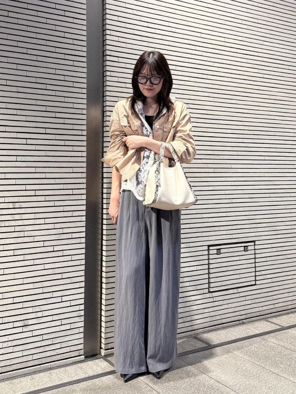 ベージュ系のシャツ/ブラウス、グレー系のその他パンツ、ブラウン系のその他シューズを着用したレディースの秋コーディネートの1枚目の写真