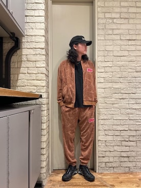 「アイテム（スウェットパンツ、ブラウン系）」を使った、Mitsuさん（メンズ・170cm）の秋コーディネート