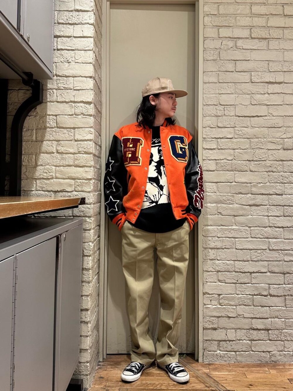 「HYSTERIC GLAMOURのチノパンツ（チノパンツ、ベージュ系）」を使った、Mitsuさん（メンズ・170cm）の冬コーディネートの1枚目の写真