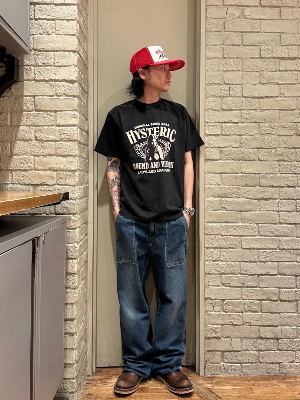 「HYSTERIC GLAMOURのSPEEDSTER メッシュキャップ（キャップ、レッド系）」を使った、Mitsuさん（メンズ・170cm）の夏コーディネートの1枚目の写真