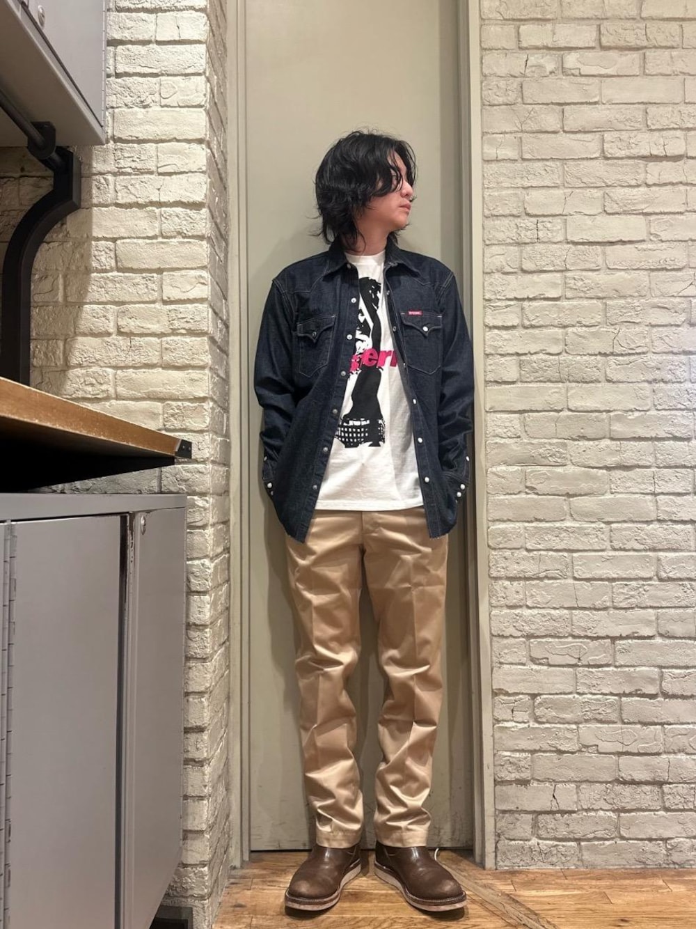 ブルー系のシャツ/ブラウス、ホワイト系のTシャツ/カットソー、ベージュ系のスラックスを着用したメンズの夏コーディネートの1枚目の写真