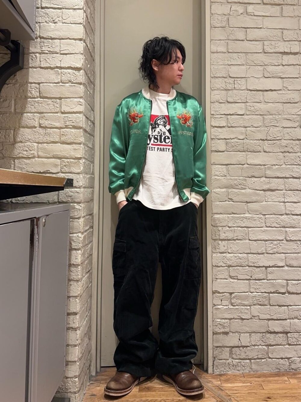 ブラック系のカーゴパンツ、ホワイト系のTシャツ/カットソー、グリーン系のブルゾンを着用したメンズの秋コーディネートの1枚目の写真