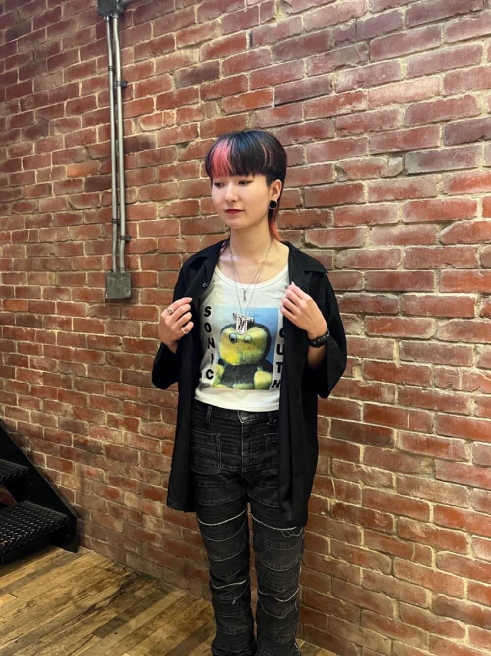 「ライトアウター、ラフコーデ、ヒステリックグラマー、HYSTERIC GLAMOUR、シャツ 」｜「HYSTERIC GLAMOURのスクラッチフレアデニムパンツ（デニムパンツ、ブラック系）」を使った、AMさん（レディース・151cm）の夏コーディネートの1枚目の写真