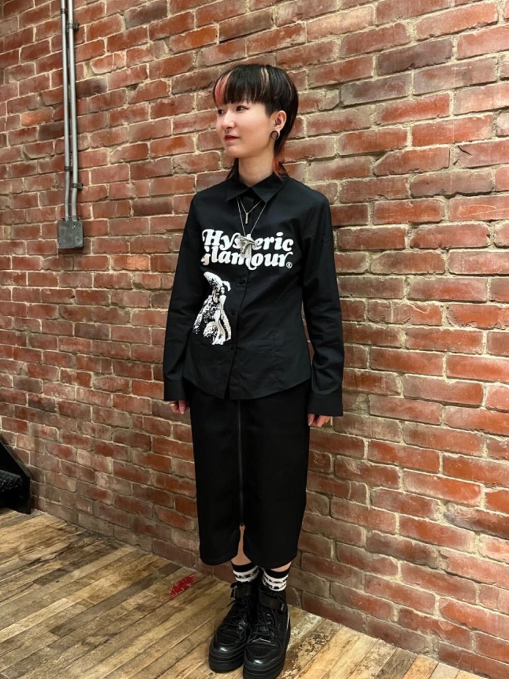 「シンプルコーデ、ヒステリックグラマー、HYSTERIC GLAMOUR、シャツ 、スカート 」｜「HYSTERIC GLAMOURのHYSTERIC ON SKULL PICK ブレスレット（ブレスレット、シルバー系）」を使った、AMさん（レディース・151cm）の夏コーディネートの1枚目の写真