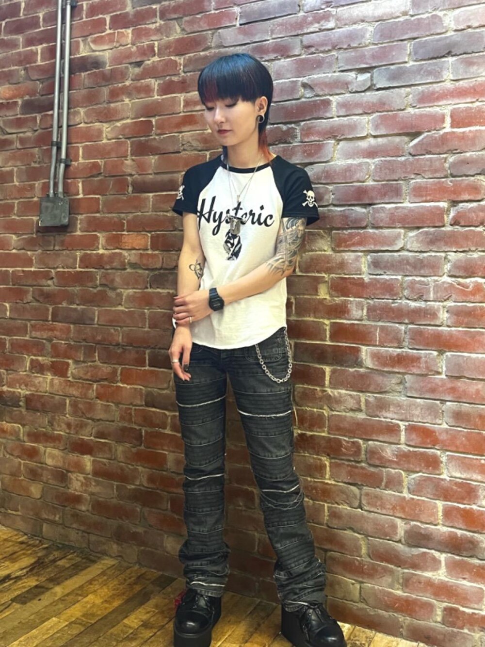 「デニム、ロック、Tシャツ、アクセサリー、フレアパンツ、ヒステリックグラマー、HYSTERIC GLAMOUR」｜「HYSTERIC GLAMOURのスクラッチフレアデニムパンツ（デニムパンツ、ブラック系）」を使った、AMさん（レディース・151cm）の秋コーディネートの1枚目の写真