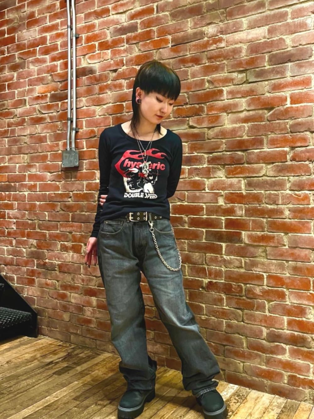「デニム、ロンT、アクセサリー、ラフコーデ、ヒステリックグラマー、HYSTERIC GLAMOUR」｜「HYSTERIC GLAMOURのGUITAR GIRL ボールチェーンネックス（ネックレス、シルバー系）」を使った、AMさん（レディース・151cm）の冬コーディネートの1枚目の写真