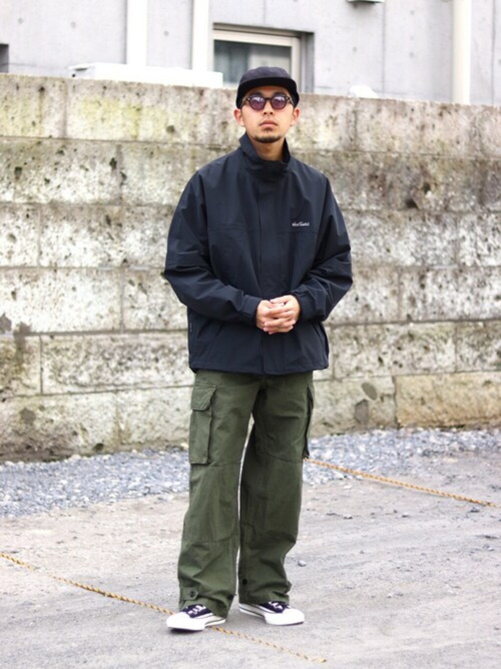 「ミリタリー、別注、CONVERSE ADDICT、WILDTHINGS、ナイロンジャケット、春コーデ、crepuscule、blurhms、outil、私の推しブランド」｜「WILD THINGSのWILD THINGS / ワイルドシングス：【ONLYARK】 別注 Military jacket：ONLYARK-0-1012[AST]（ナイロンジャケット、ブラック系）」を使った、ARKnets STAFFさん（メンズ・173cm）の冬コーディネートの1枚目の写真
