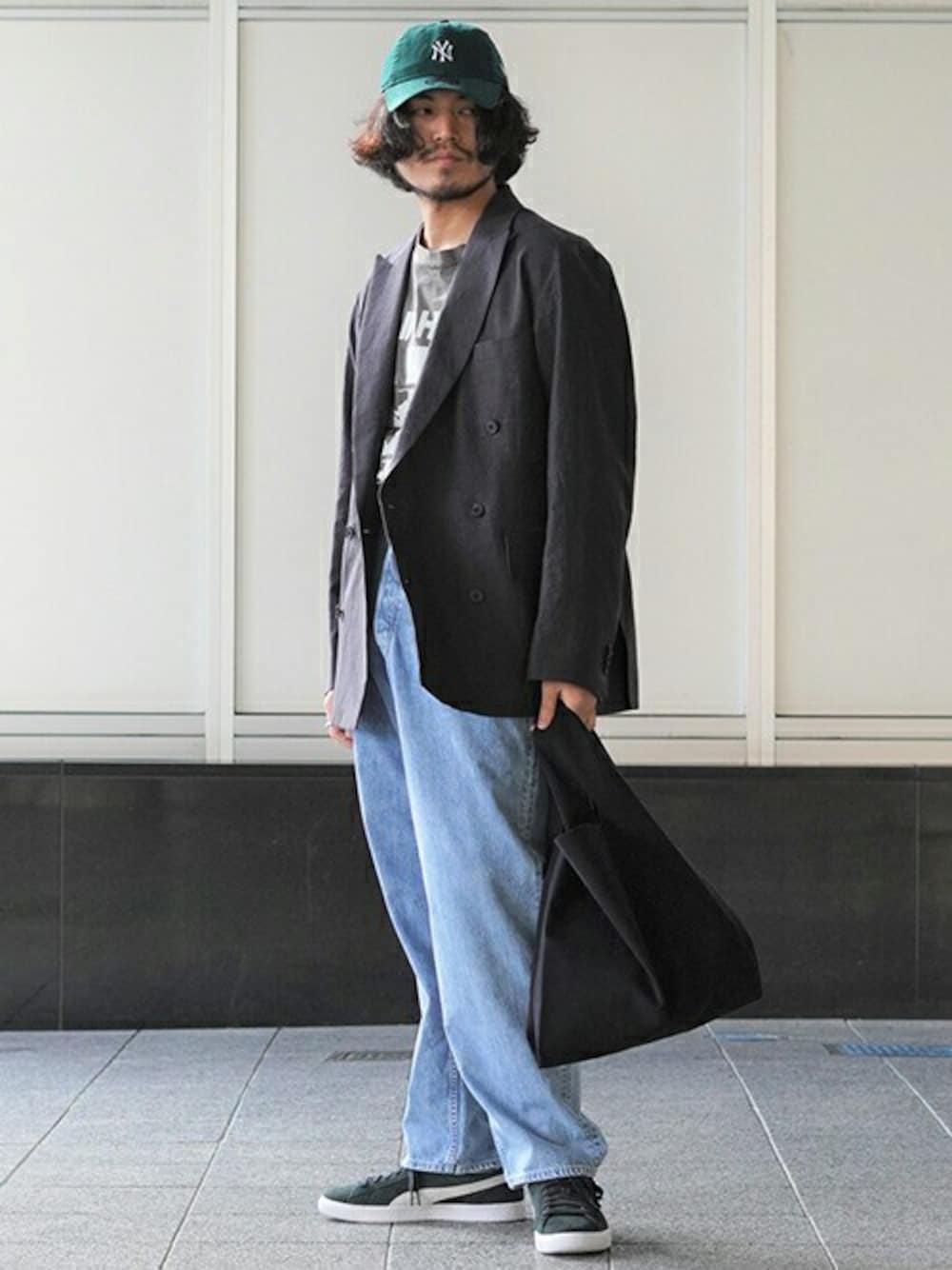 ブラック系のテーラードジャケット、ブルー系のデニムパンツ、ブラック系のベルトを着用したメンズの春コーディネートの1枚目の写真