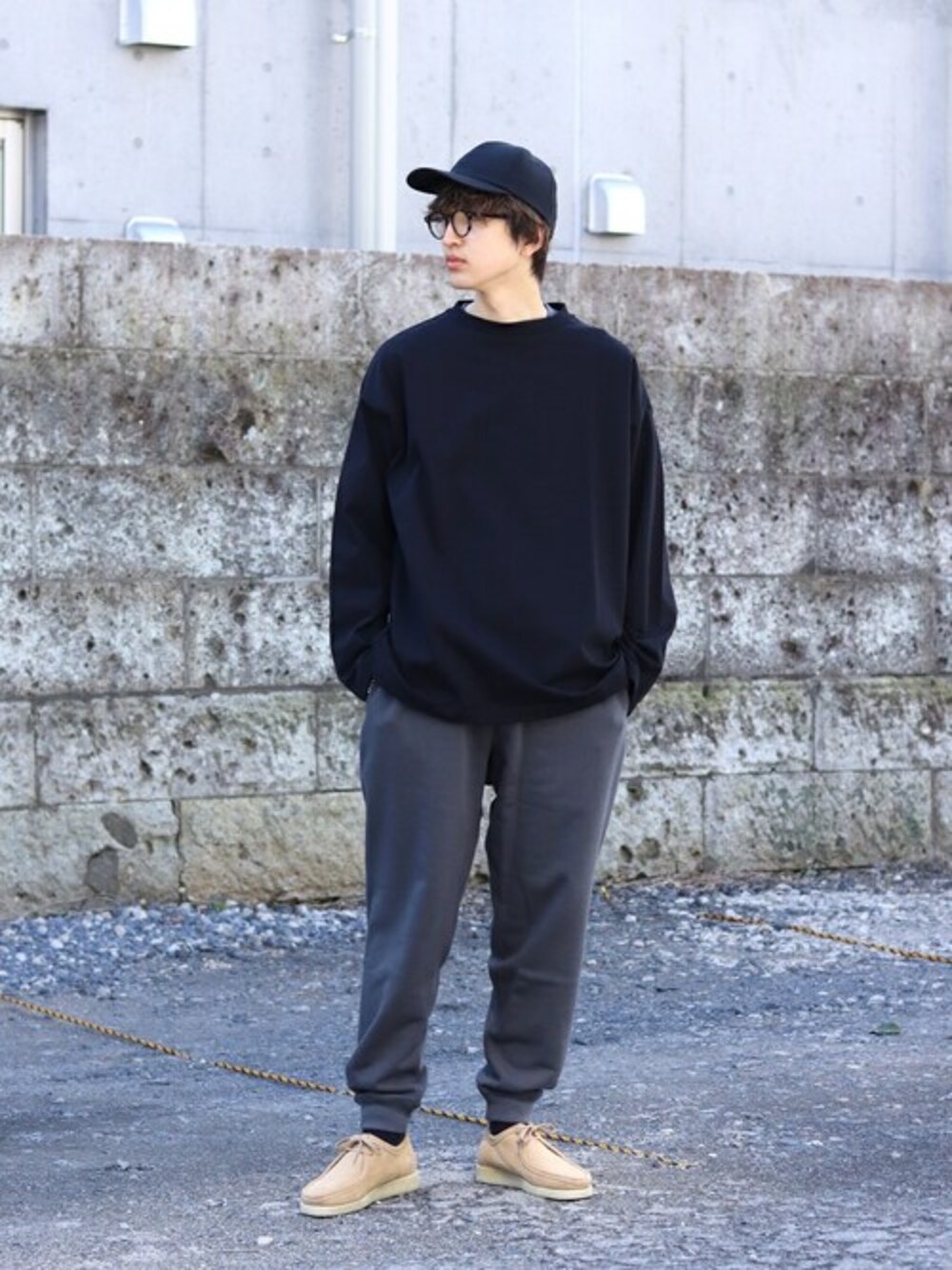 ブラック系のTシャツ/カットソーを着用したメンズの春コーディネートの1枚目の写真