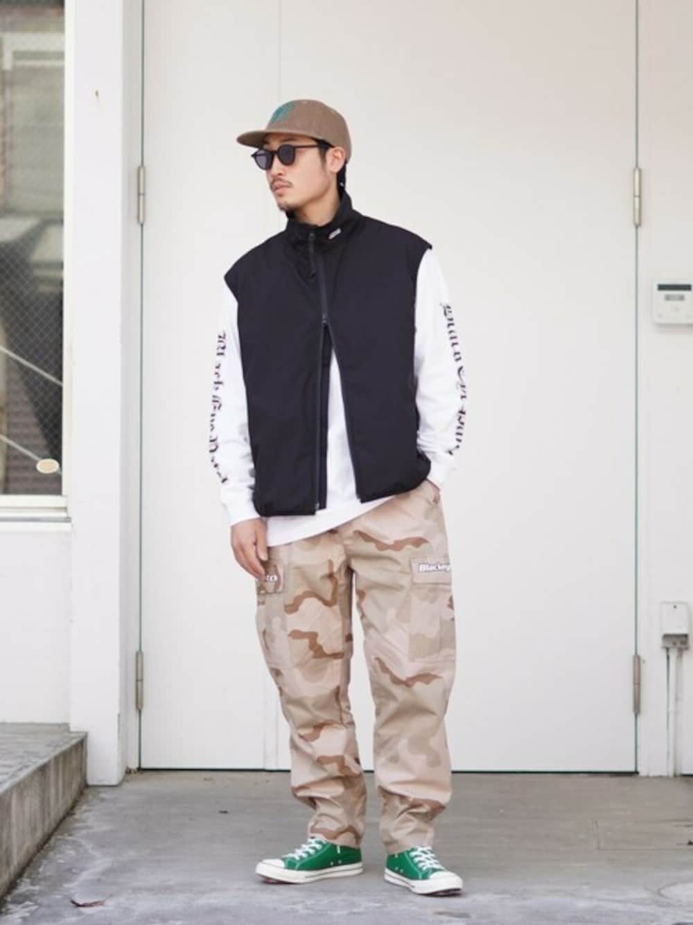 「別注、ベスト、レイヤードスタイル、CONVERSE ADDICT、春コーデ、A.D.S.R.、blackeyepatch、アブガルシア、ARKnets、ABU GARCIA」｜「ABU GARCIAのAbu Garcia / アブガルシア：【ONLY ARK】別注 3LAYER STAND ZIP VEST BLACK：ONLYARK-0-2003[NOA]（ベスト、ブラック系）」を使った、ARKnets STAFFさん（メンズ・173cm）の春コーディネートの1枚目の写真