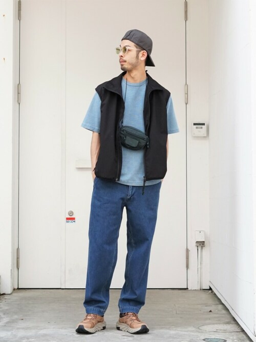 「レイヤードスタイル、Ron Herman、THE NORTH FACE PURPLE LABEL、春コーデ、STANDARD CALIFORNIA、nanamica、HOKA ONE ONE、ARKnets、ABU GARCIA、DAIWA PIER39」｜「ABU GARCIAのAbu Garcia / アブガルシア：【ONLY ARK】別注 3LAYER STAND ZIP VEST BLACK：ONLYARK-0-2003[NOA]（ベスト、ブラック系）」を使った、ARKnets STAFFさん（メンズ・185cm）の春コーディネートの1枚目の写真