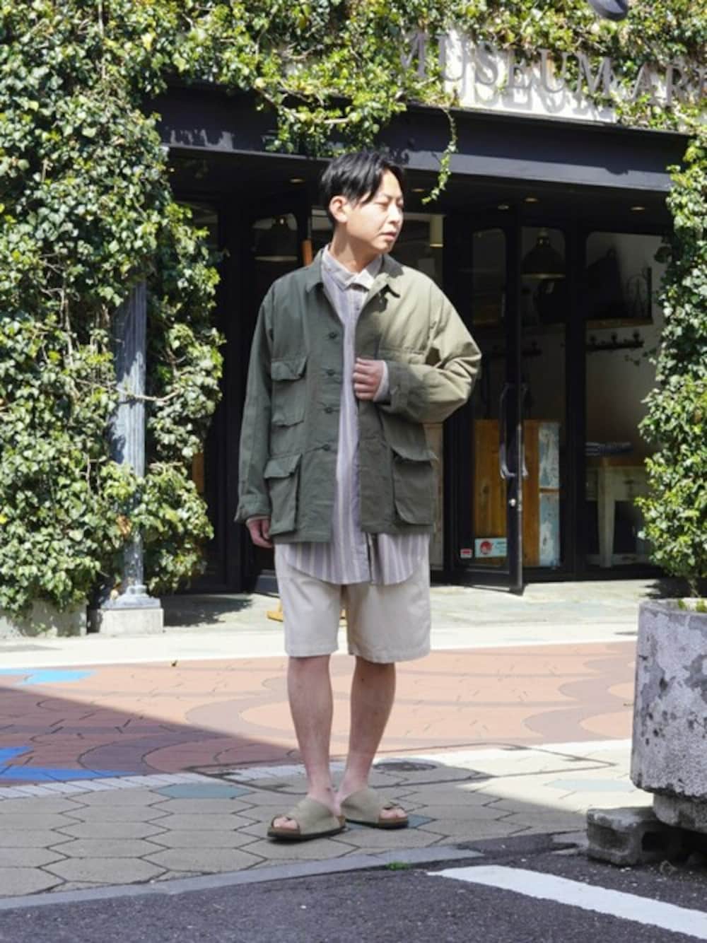 「別注、orslow、ENGINEERED GARMENTS、ミリタリージャケット、birkenstock、ショーツ、春服、春コーデ、Marvine Pontiak Shirt Makers、ARKnets」｜「orSlowのOrslow / オアスロウ：【ONLY ARK】別注 B.D.U JACKET：ONLYARK-0-1010[STD]（ミリタリージャケット、グリーン系）」を使った、ARKnets STAFFさん（メンズ・170cm）の春コーディネートの1枚目の写真