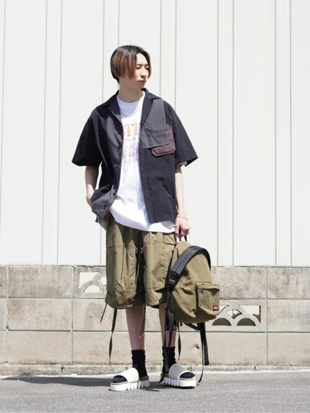 「kolor、Hender Scheme、きれいめカジュアル、プリントT、夏コーデ、TAKAHIROMIYASHITATheSoloIst.、vetements、READYMADE、ヴェトモン、ARKnets」｜「VETEMENTSのVETEMENTS / ヴェトモン：HOTTER THAN YOUR EX T-SHIRT：UE52TR210[RIP]（Tシャツ/カットソー、ホワイト系）」を使った、ARKnets STAFFさん（メンズ・182cm）の春コーディネートの1枚目の写真