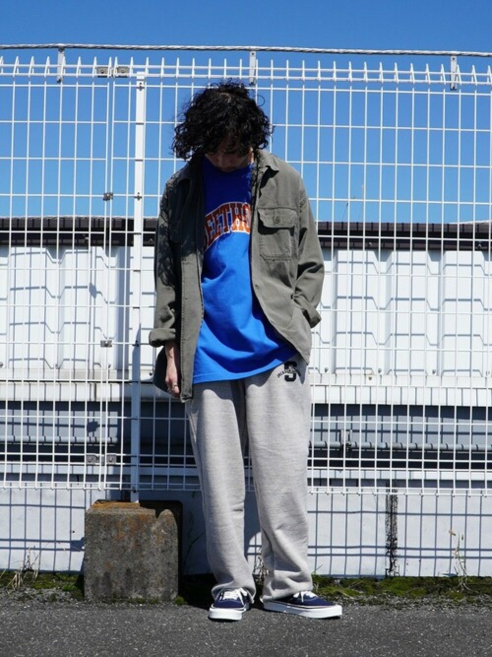 ブルー系のTシャツ/カットソー、グリーン系のシャツ/ブラウスを着用したメンズの春コーディネートの1枚目の写真