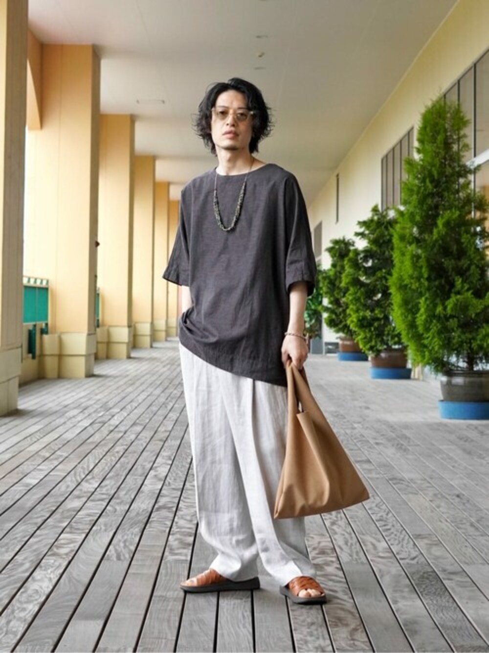 「gold、イージーパンツ、タックパンツ、タックインコーデ、BALLAST ARK、ごきげんウィーク」｜「BALLAST ARKのBALLAST ARK / バラストアーク：TUCK EASY PANTS：BA05-P002[AST]（スラックス、グレー系）」を使った、ARKnets STAFFさん（メンズ・170cm）の春コーディネートの1枚目の写真