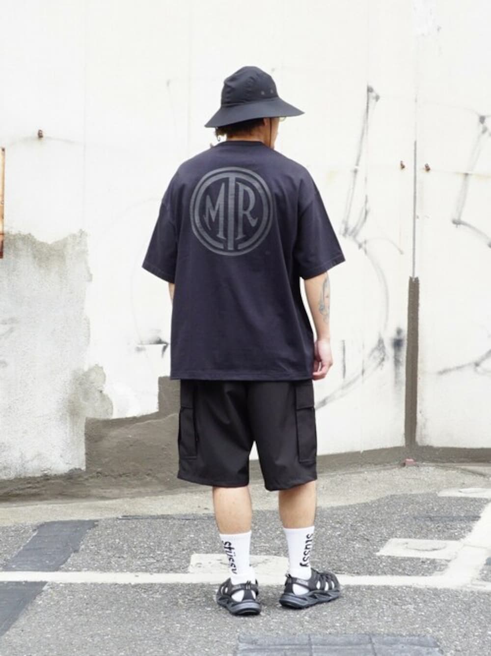 「アウトドアスタイル、ブラックコーデ、ストリート、春夏コーデ、ソックス×サンダル、MOUT RECON TAILOR、ABU GARCIA、ONLY ARK、ごきげんウィーク」｜「ABU GARCIAの【ONLY ARK】別注 3LAYER CARGO SHORTS（その他パンツ、ブラック系）」を使った、ARKnets STAFFさん（メンズ・170cm）の春コーディネートの1枚目の写真
