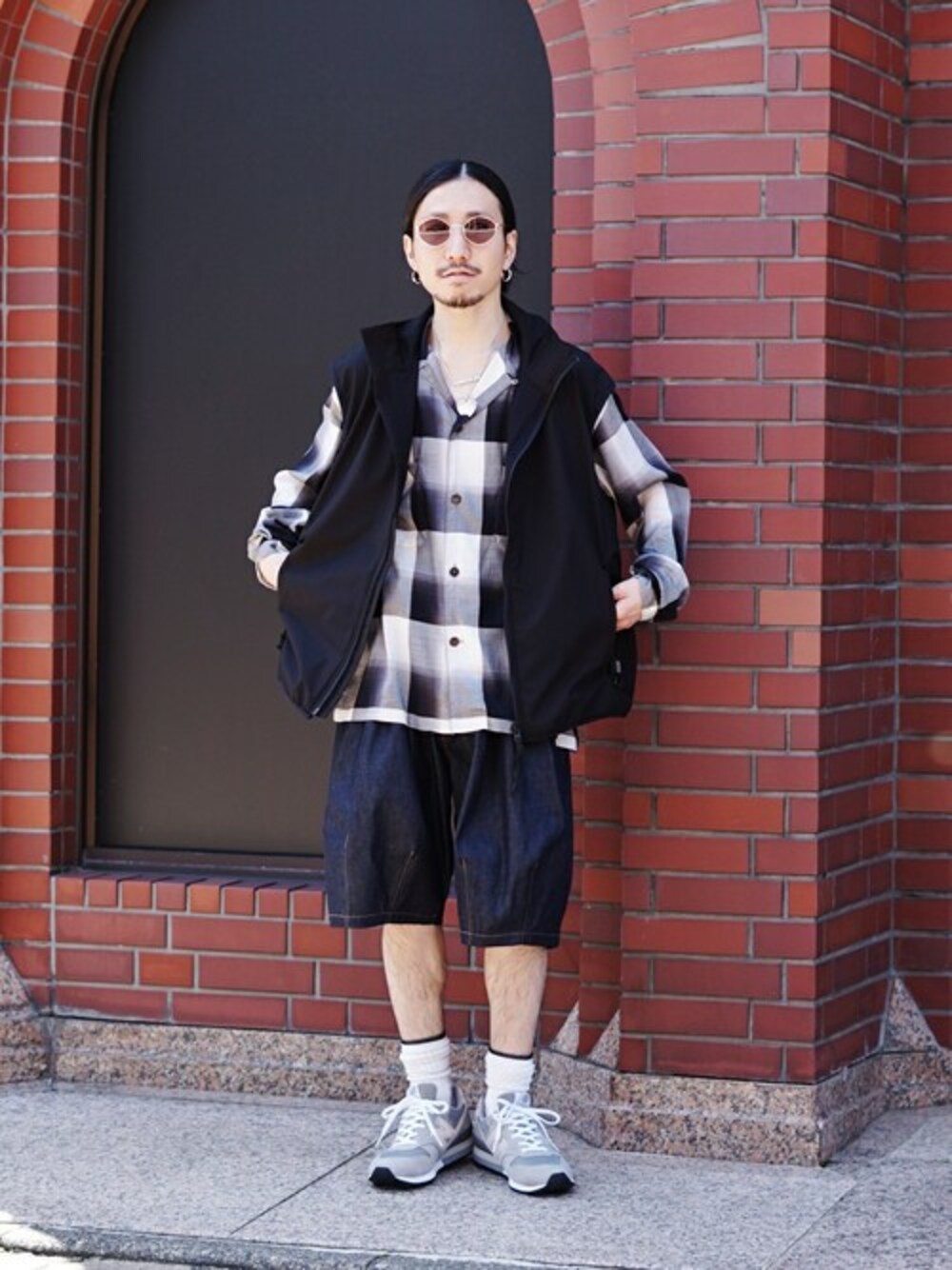 「スニーカー、デニム、チェックシャツ、ニューバランス、ベスト、大人カジュアル、ベスト×シャツ、ABU GARCIA」｜「ABU GARCIAのAbu Garcia / アブガルシア：【ONLY ARK】別注 3LAYER STAND ZIP VEST BLACK：ONLYARK-0-2003[NOA]（ベスト、ブラック系）」を使った、ARKnets STAFFさん（メンズ・165cm）の春コーディネートの1枚目の写真