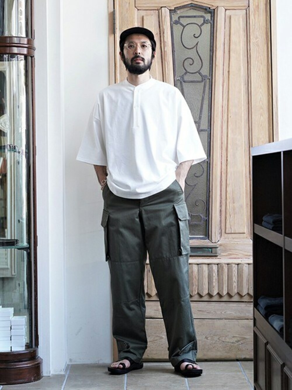 ホワイト系のTシャツ/カットソーを着用したメンズの春コーディネートの1枚目の写真