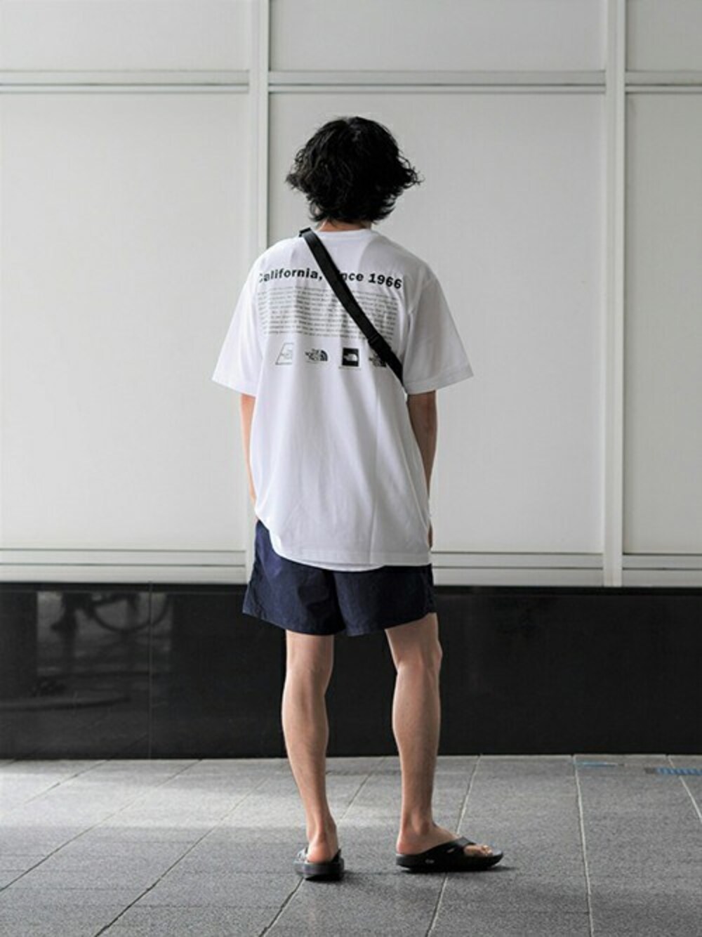 ホワイト系のTシャツ/カットソーを着用したメンズの春コーディネートの1枚目の写真