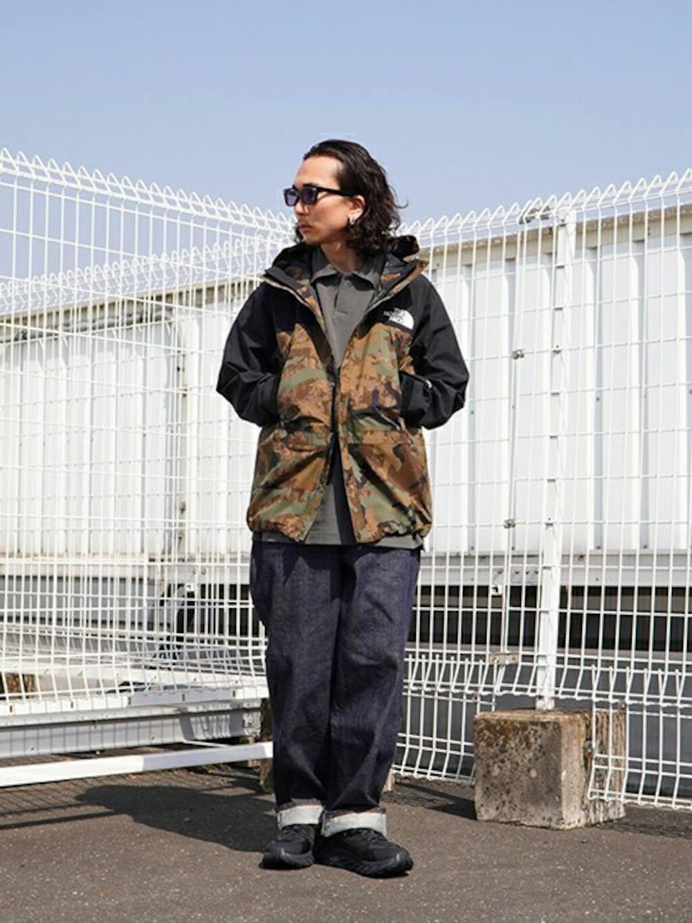「THE NORTH FACE、ザノースフェイス、マウンテンライトジャケット、アークネッツ、ARKnets」｜「THE NORTH FACEのTHE NORTH FACE / ザ ノースフェイス：Novelty Mountain Light Jacket - TNFカモ -：NP62135-TF[WAX]（ナイロンジャケット、その他）」を使った、ARKnets STAFFさん（メンズ・171cm）の春コーディネートの1枚目の写真