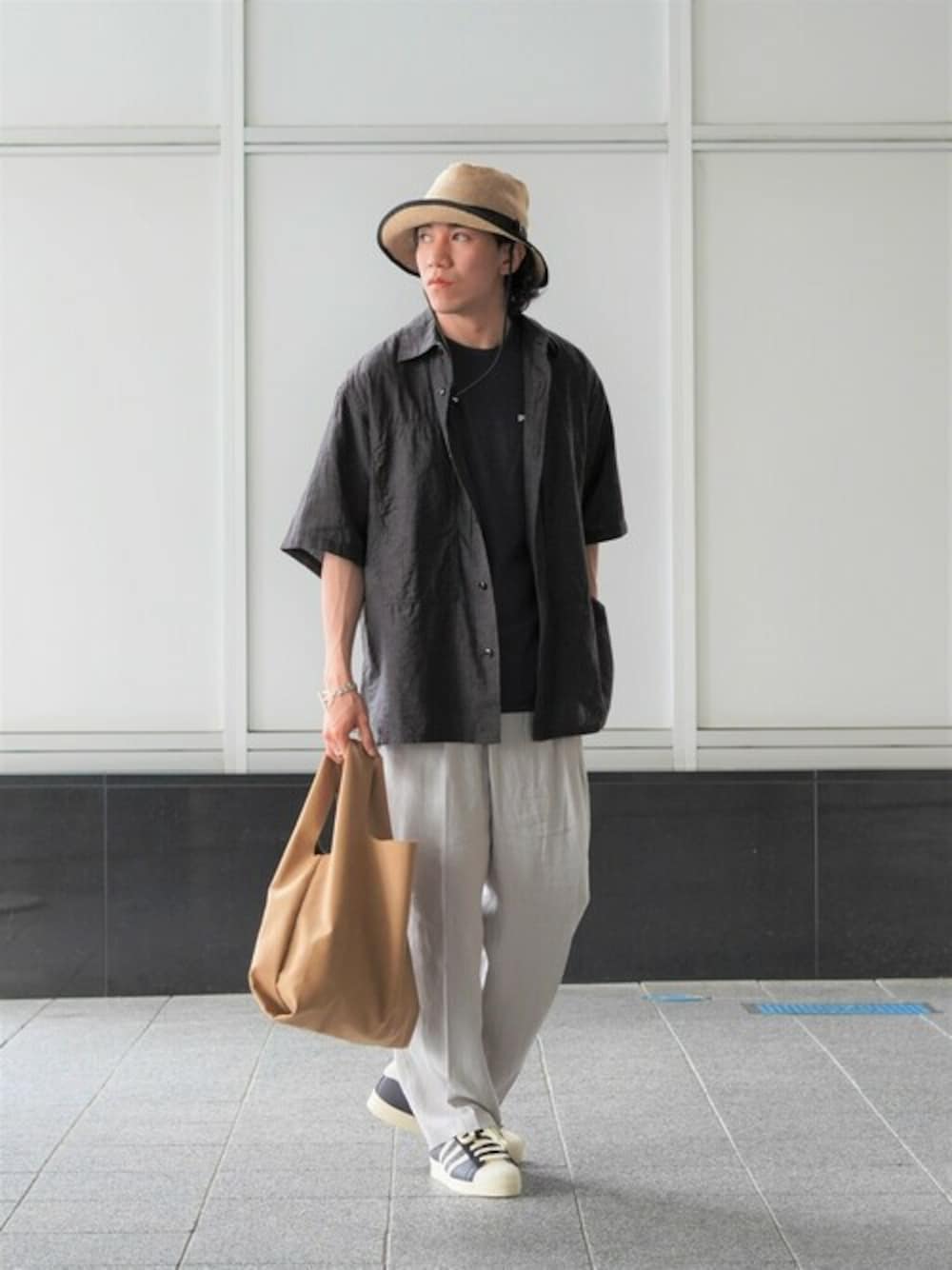 「トートバッグ、カジュアル、スラックス、ハット、gold、patagonia、THE NORTH FACE、きれいめカジュアル、PORT BY ARK、BALLAST ARK」｜「GOLDのGOLD / ゴールド：VAT DYE CHAMBRAY S/S WORK SHIRT：22A-GL38776[MUS]（シャツ/ブラウス、ブラック系）」を使った、ARKnets STAFFさん（メンズ・169cm）の春コーディネートの1枚目の写真