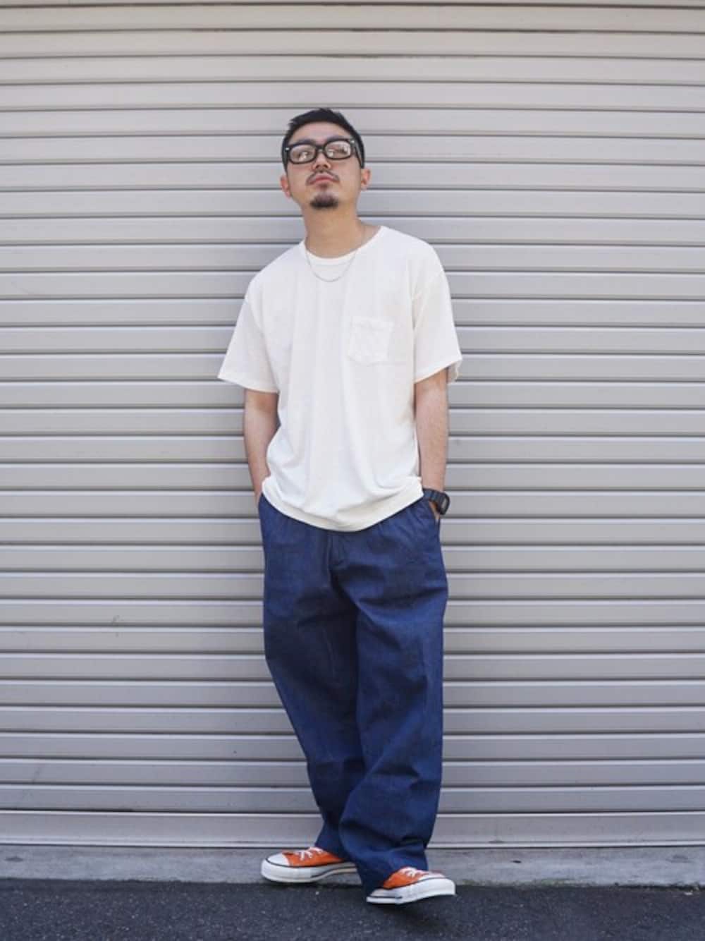「デニムパンツ、シンプルコーデ、ポケットＴシャツ、白Tシャツ、無地T、ヴィンテージライク、フラッグスポーツ、FLAG SPORT、アークネッツ、ARKnets」｜「FLAG SPORTのFLAG SPORT / フラッグスポーツ(WAREHOUSE / ウェアハウス)：19 / Crew Pocket T：FS2001[STD]（Tシャツ/カットソー、ホワイト系）」を使った、ARKnets STAFFさん（メンズ・166cm）の春コーディネートの1枚目の写真