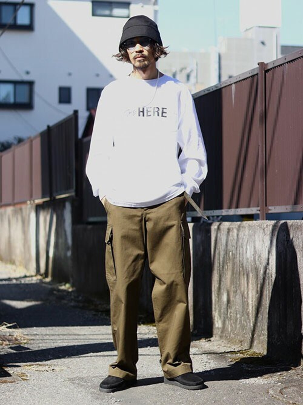 「ロゴT、ミリタリー、カーゴパンツ、休日スタイル、バケットハット、PORT BY ARK、ポートバイアーク、ARKnets」｜「PORT BY ARKのPORT BY ARK / ポートバイアーク：M-47 Miritary Trousers：PO10-P001[COR]（カーゴパンツ、グリーン系）」を使った、ARKnets STAFFさん（メンズ・175cm）の春コーディネートの1枚目の写真