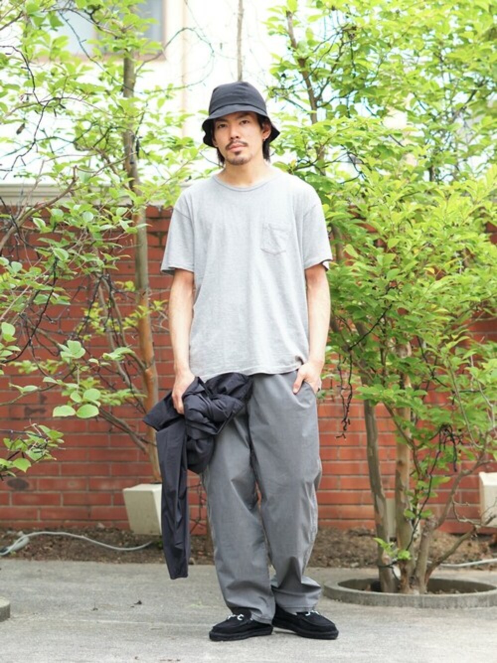 「ワントーンコーデ、春夏コーデ、グレーコーデ、ポケットＴシャツ、ポケT、フラッグスポーツ、FLAG SPORT、アークネッツ、ARKnets」｜「FLAG SPORTのFLAG SPORT / フラッグスポーツ(WAREHOUSE / ウェアハウス)：19 / Crew Pocket T：FS2001[STD]（Tシャツ/カットソー、グレー系）」を使った、ARKnets STAFFさん（メンズ・172cm）の春コーディネートの1枚目の写真