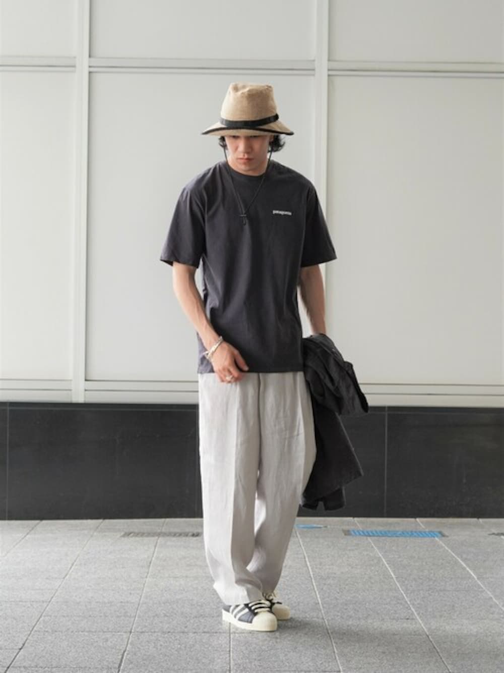 「Tシャツ、スラックス、patagonia、birkenstock、サンダル、THE NORTH FACE、半袖シャツ、BALLAST ARK」｜「BALLAST ARKのBALLAST ARK / バラストアーク：TUCK EASY PANTS：BA05-P002[AST]（スラックス、グレー系）」を使った、ARKnets STAFFさん（メンズ・169cm）の春コーディネートの1枚目の写真