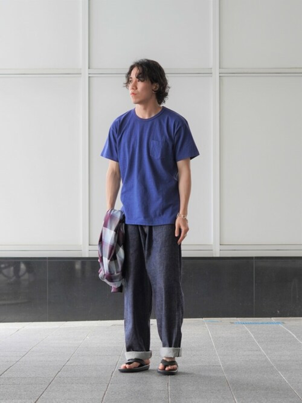 ブルー系のTシャツ/カットソー、ブルー系のデニムパンツを着用したメンズの春コーディネートの1枚目の写真