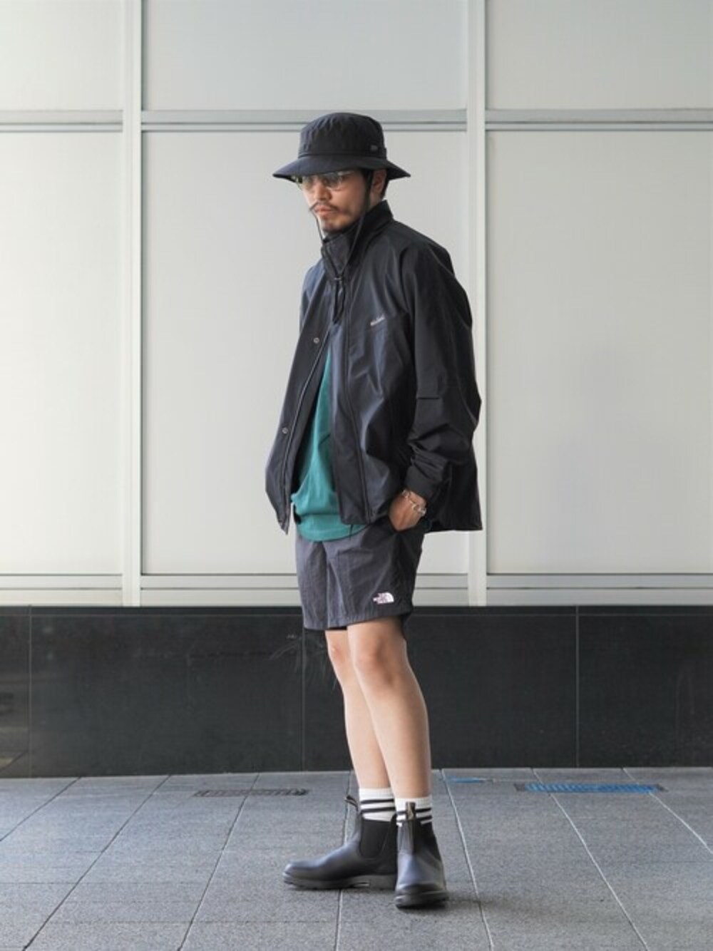 「レインブーツ、THE NORTH FACE、雨の日コーデ、blundstone、wild things、Carhartt wip、LAVER、JULIUS TART OPTICAL、ABU GARCIA、ONLY ARK」｜「ABU GARCIAのAbu Garcia / アブガルシア：【ONLY ARK】別注 3LAYER SAFARI HAT：ONLYARK-0-7003[NOA]（ハット、ブラック系）」を使った、ARKnets STAFFさん（メンズ・174cm）の春コーディネートの1枚目の写真