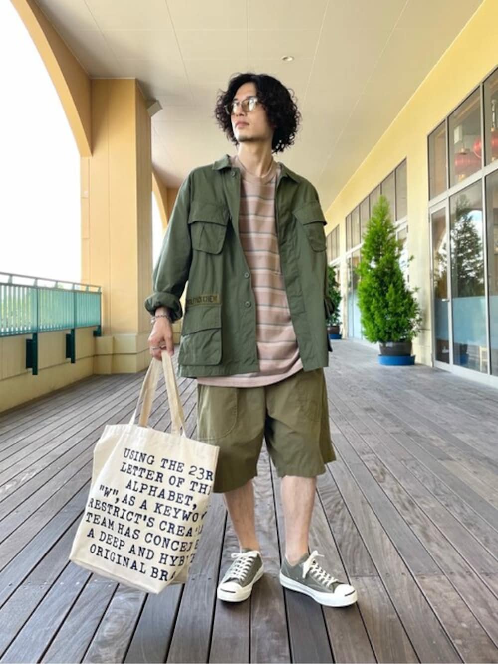 「トートバック、カーキ、スニーカーコーデ、ミリタリージャケット、WP」｜「WPのWP / ダブリューピー：WP JUNGLE FATIGUE JACKET：WP07-J001[WAX]（ミリタリージャケット、グリーン系）」を使った、ARKnets STAFFさん（メンズ・170cm）の夏コーディネートの1枚目の写真
