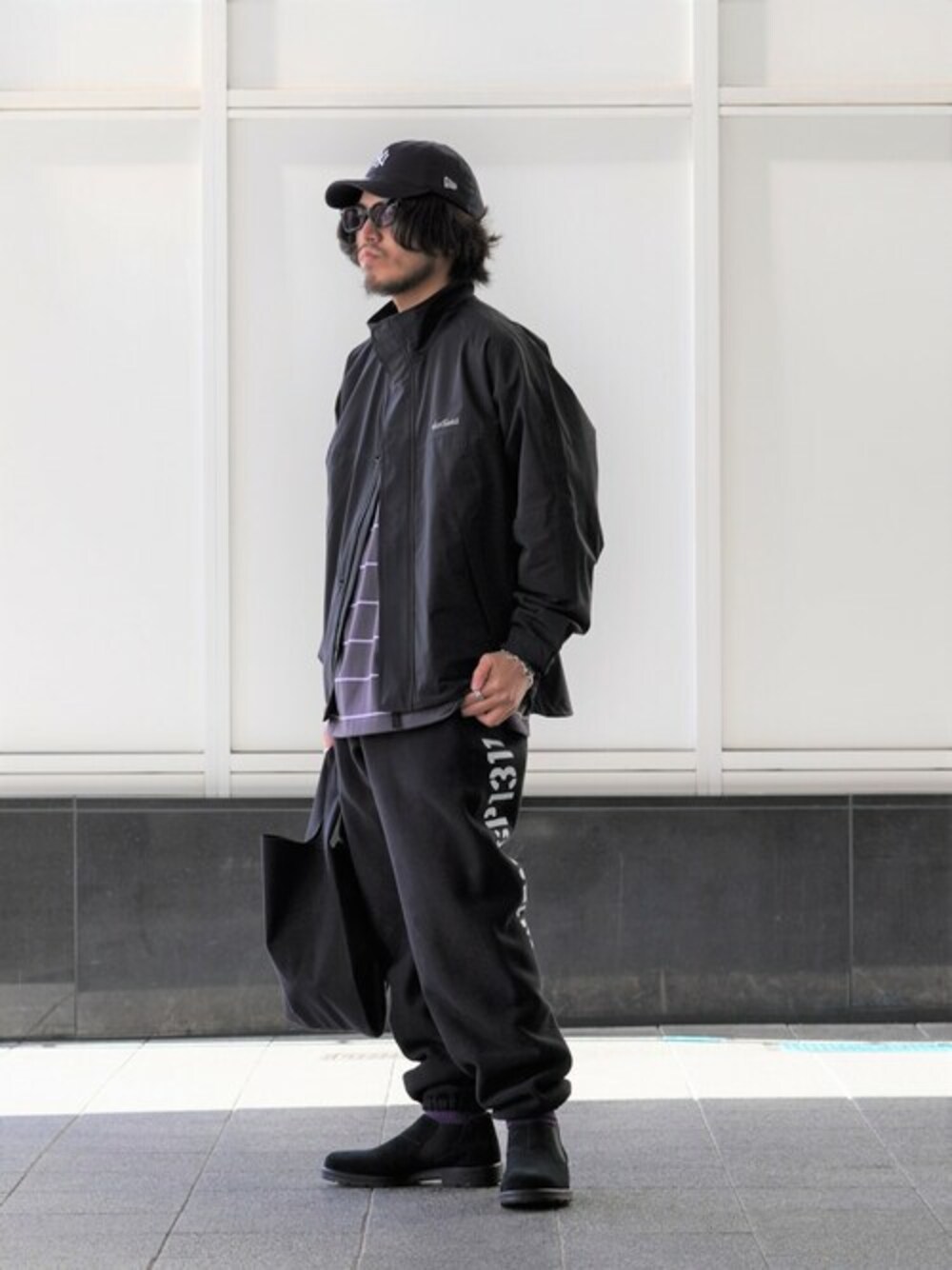 「スウェットパンツ、ブーツ、キャップ、ブラックコーデ、ナイロンジャケット、WP」｜「WPのWP / ダブリューピー：WP×CAMBER WPC SWEAT PANTS：WP08-P176[WAX]（スウェットパンツ、ブラック系）」を使った、ARKnets STAFFさん（メンズ・174cm）の夏コーディネートの1枚目の写真