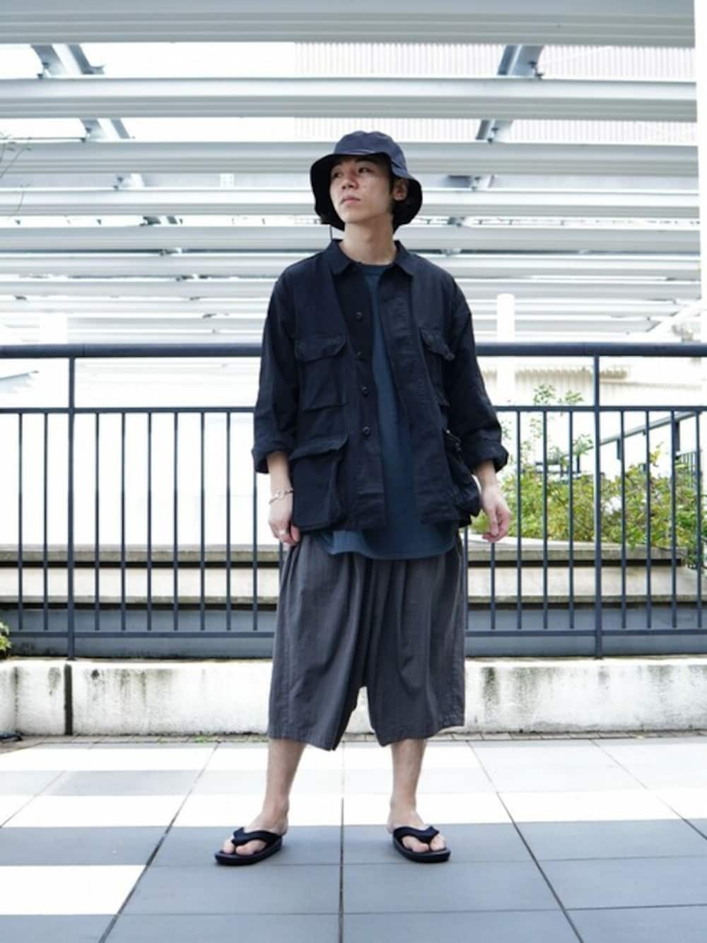 ブラック系のミリタリージャケット、ブラック系のTシャツ/カットソー、ブラック系のその他パンツを着用したメンズの夏コーディネートの1枚目の写真