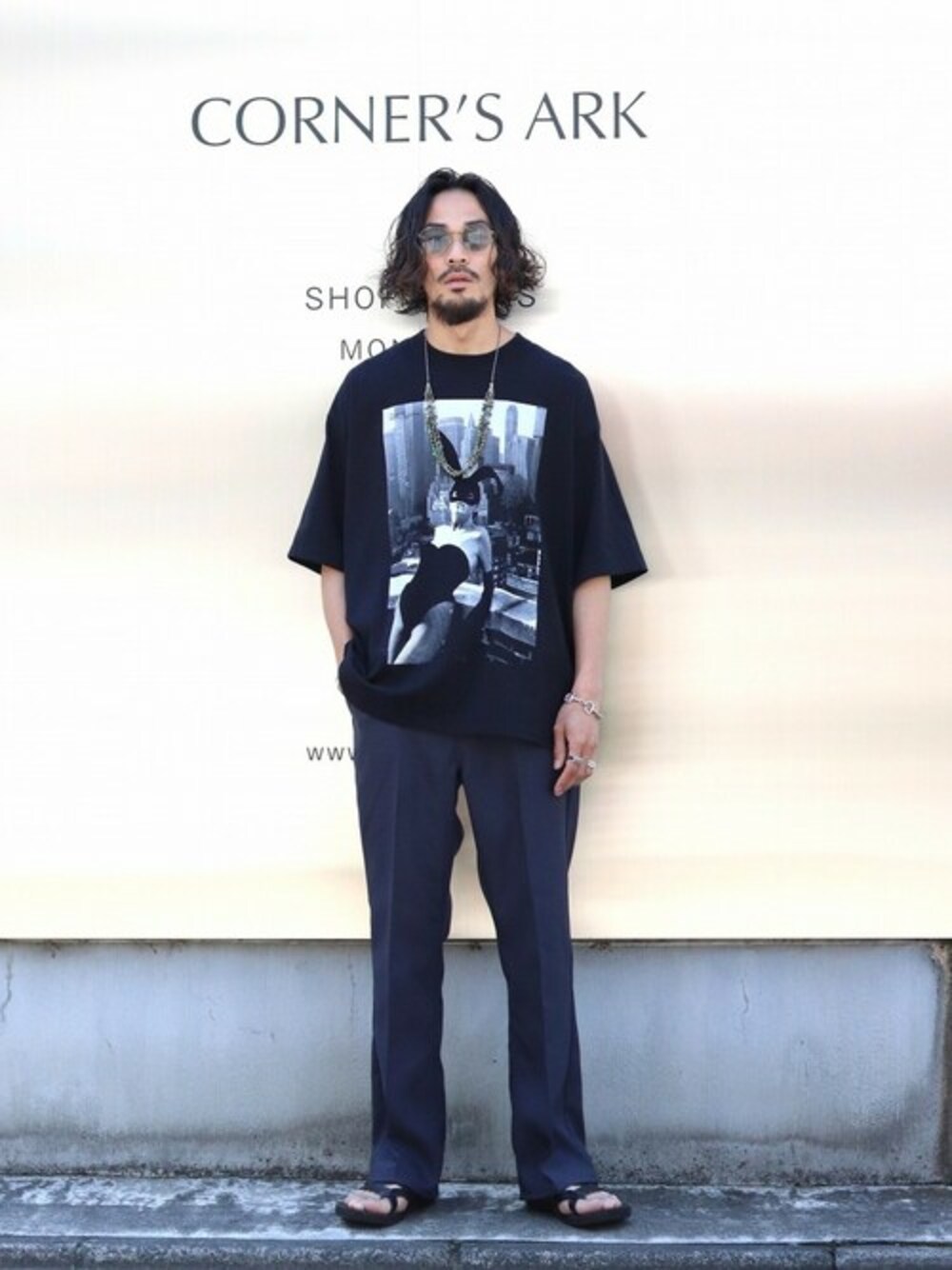 「カットソー、別注、フォトT、アークネッツ、ARKnets、the international images collection、ONLYARK、オンリーアーク」｜「THE INTERNATIONAL ART COLLECTIONのTHE INTERNATIONAL IMAGES COLLECTION / インターナショナルイメージズコレクション：【ONLY ARK】別注 40/2 Short Sleeve Elsa Peretti (BY Helmut Newton)：ONLYARK-0-2007[MUS]（Tシャツ/カットソー、ブラック系）」を使った、ARKnets STAFFさん（メンズ・175cm）の夏コーディネートの1枚目の写真