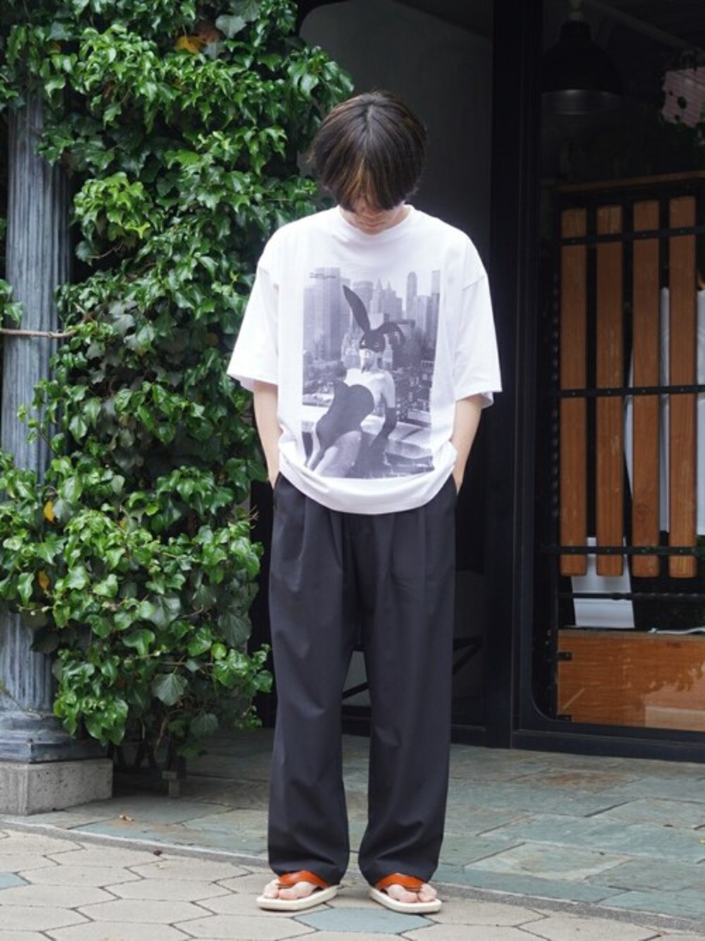 ホワイト系のTシャツ/カットソー、ブラック系のカーディガン/ボレロ、ブラック系のその他パンツを着用したメンズの夏コーディネートの1枚目の写真