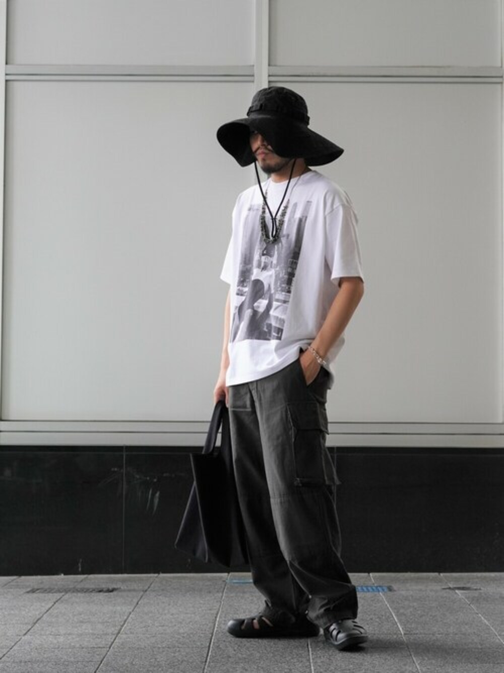 ブラック系のシャツ/ブラウス、ホワイト系のTシャツ/カットソー、ブラック系のカーゴパンツを着用したメンズの夏コーディネートの1枚目の写真