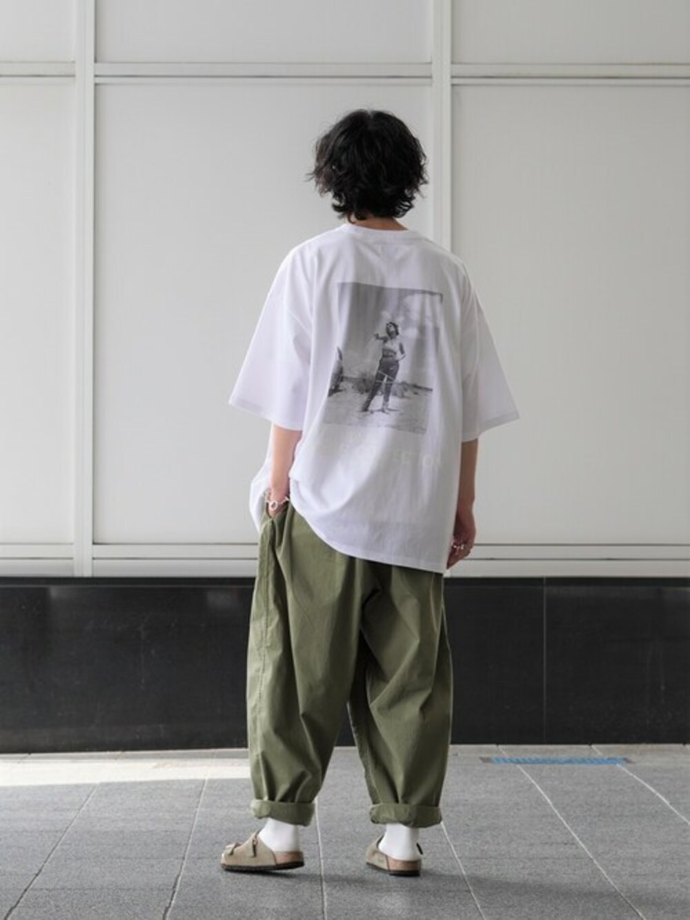ホワイト系のTシャツ/カットソーを着用したメンズの夏コーディネートの1枚目の写真