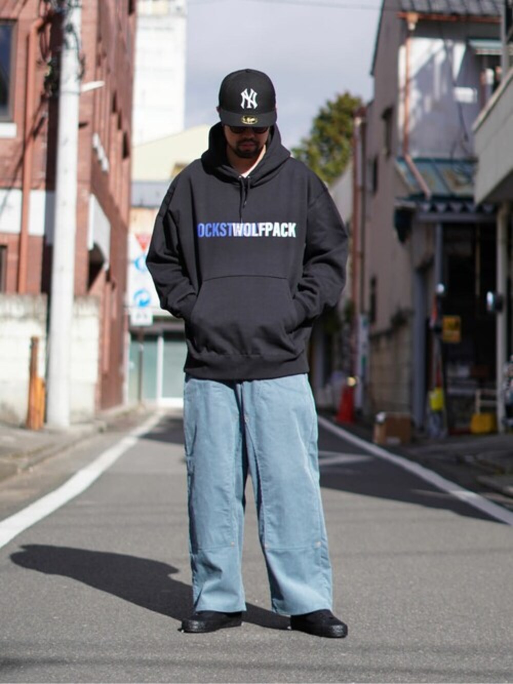 「キャップ、パーカー、ストリート、WP」｜「WPのWP / ダブリューピー：FADE PULL PARKA：WP08-T163[WAX]（パーカー、ブラック系）」を使った、ARKnets STAFFさん（メンズ・180cm）の夏コーディネートの1枚目の写真