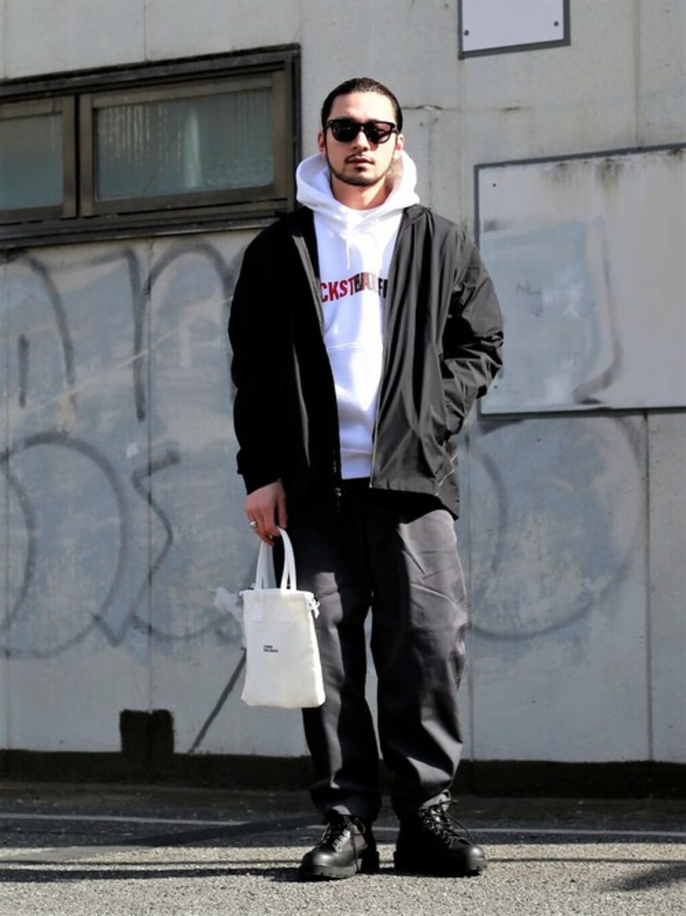 「パーカー、ストリート、サングラス、ナイロンジャケット、WP」｜「WPのWP / ダブリューピー：FADE PULL PARKA：WP08-T163[WAX]（パーカー、ホワイト系）」を使った、ARKnets STAFFさん（メンズ・178cm）の夏コーディネートの1枚目の写真