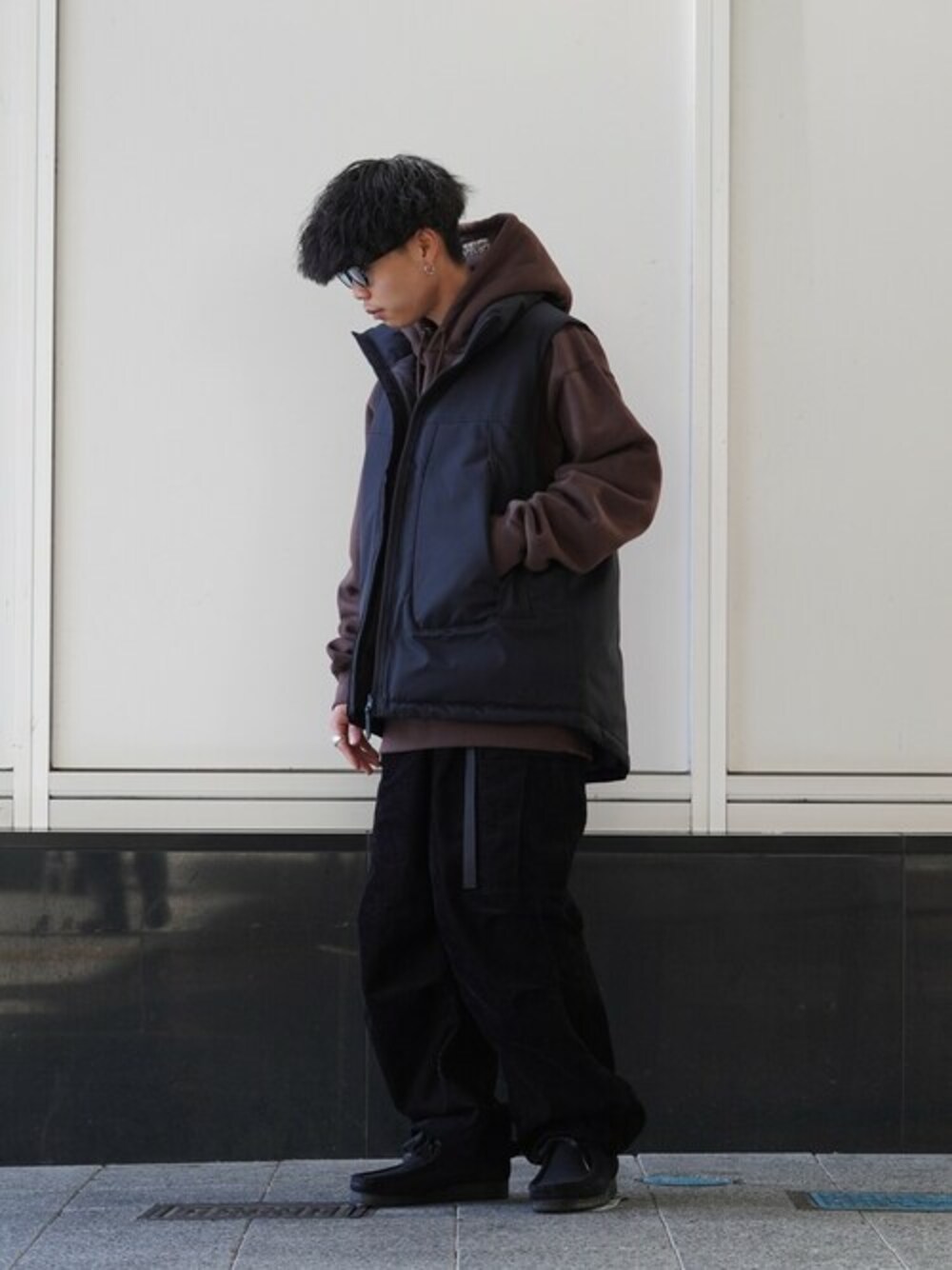 「スニーカー、パーカー、ベスト、WP」｜「WPのWP / ダブリューピー：STICKER BOMB PULL PARKA：WP08-T164[WAX]（パーカー、ブラウン系）」を使った、ARKnets STAFFさん（メンズ・165cm）の夏コーディネートの1枚目の写真