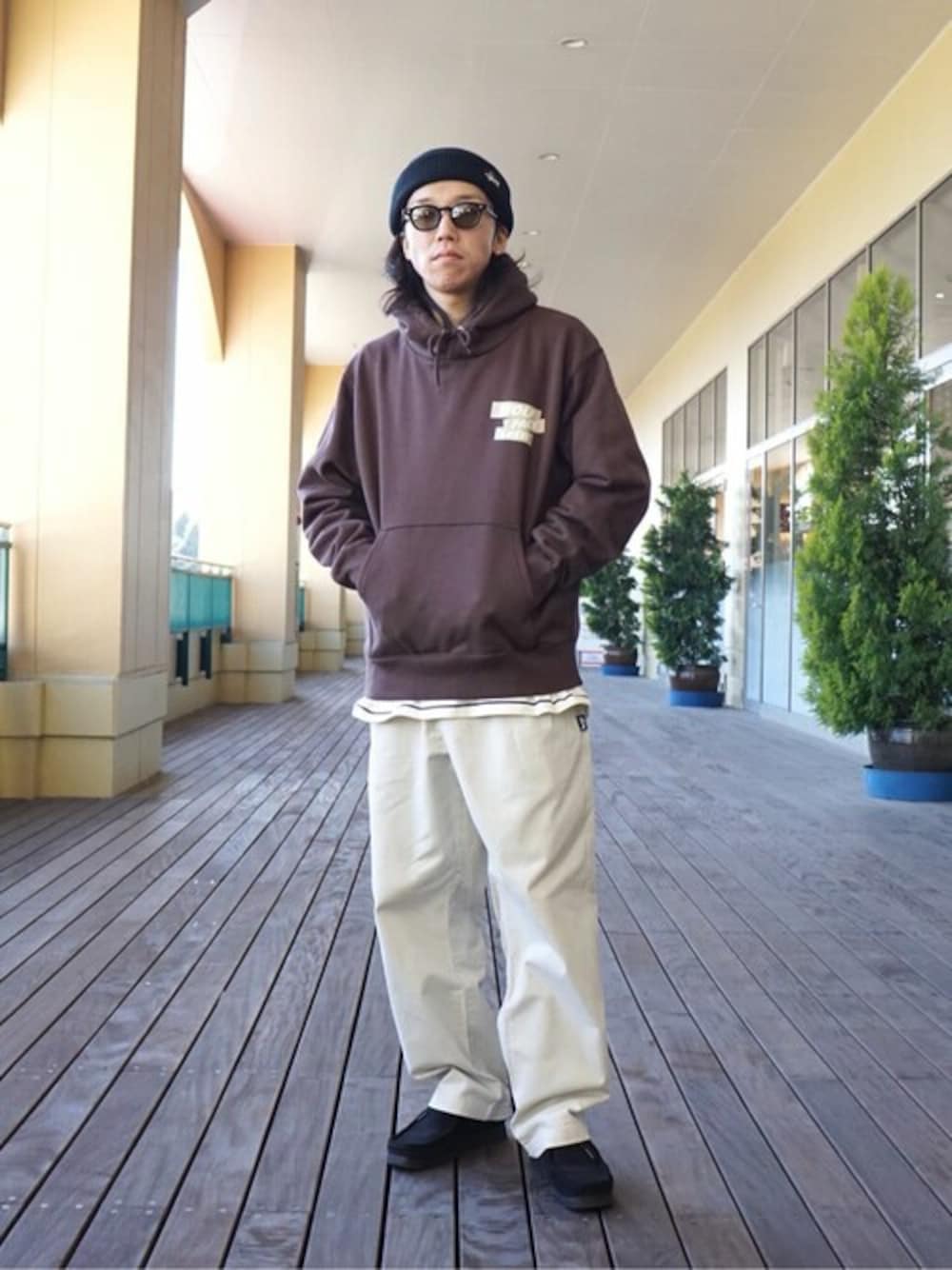 「ニット帽、パーカー、サングラス、WP」｜「WPのWP / ダブリューピー：STICKER BOMB PULL PARKA：WP08-T164[WAX]（パーカー、ブラウン系）」を使った、ARKnets STAFFさん（メンズ・168cm）の夏コーディネートの1枚目の写真