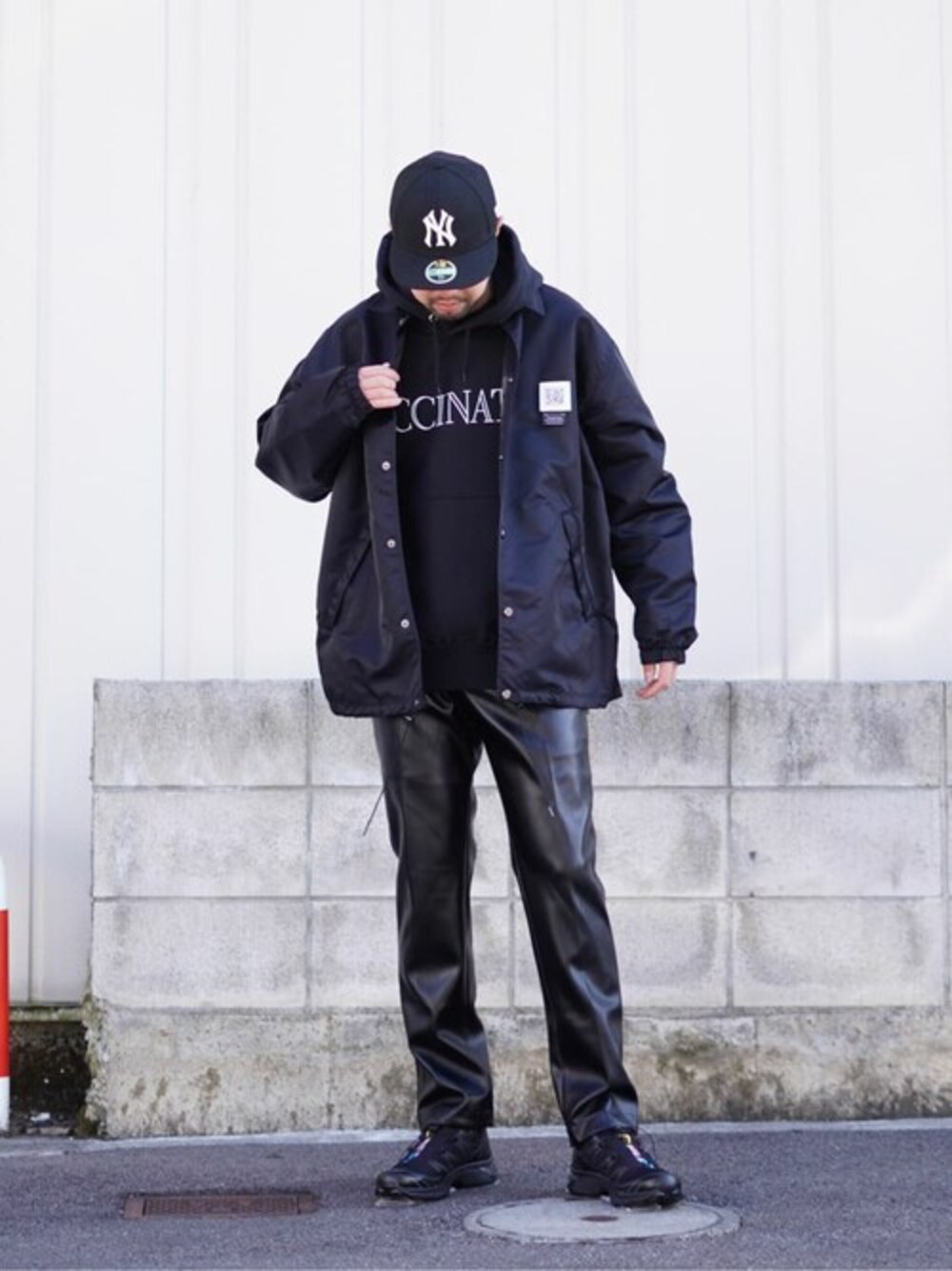 「スニーカー、キャップ、パーカー、コーチジャケット、WP」｜「WPのWP / ダブリューピー：VACCINATED PULL PARKA：WP08-T165[WAX]（パーカー、ブラック系）」を使った、ARKnets STAFFさん（メンズ・180cm）の夏コーディネートの1枚目の写真
