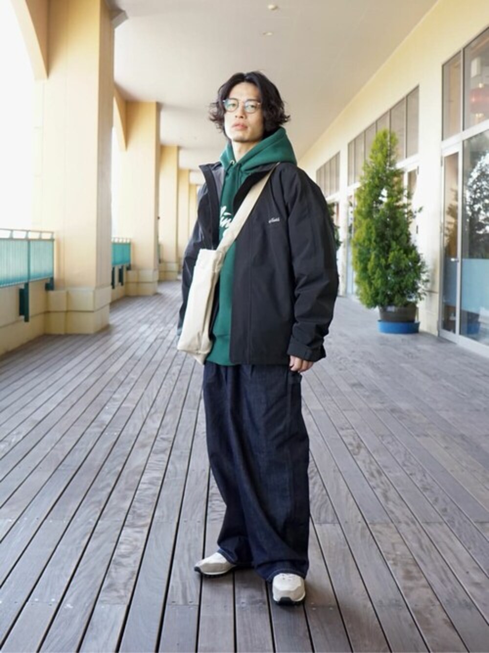 「スニーカー、パーカー、ストリート、デニムパンツ、ナイロンジャケット、WP」｜「WPのWP / ダブリューピー：WP×CAMBER WORLD GREATS R PULL PARKA：WP08-T170[WAX]（パーカー、グリーン系）」を使った、ARKnets STAFFさん（メンズ・170cm）の夏コーディネートの1枚目の写真